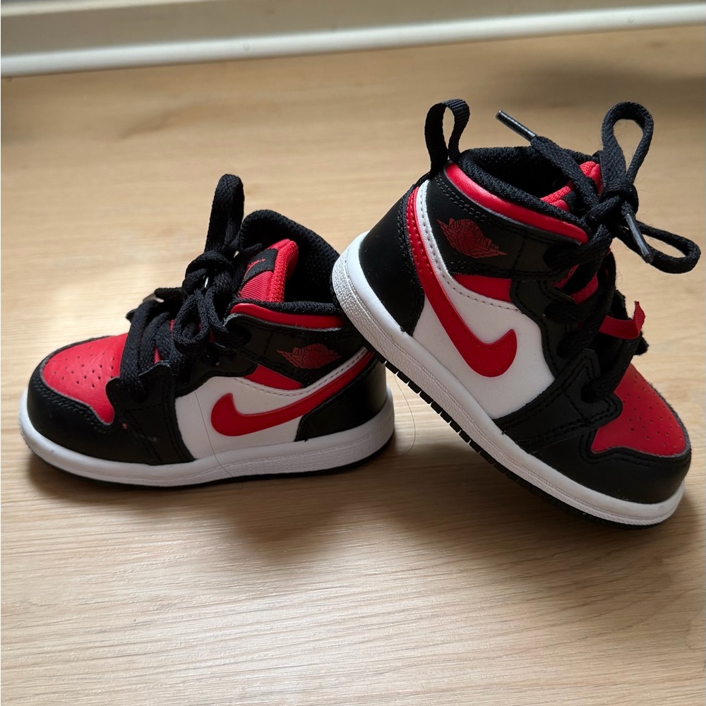 Nike Kids Black and Red Sneakers